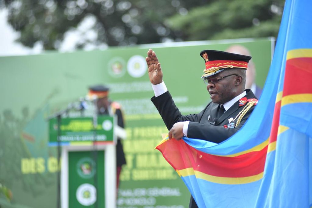 Le nouveau Chef d'Etat Major général le Lieutenant général Jules Banza prêtant serment sous le drapeau